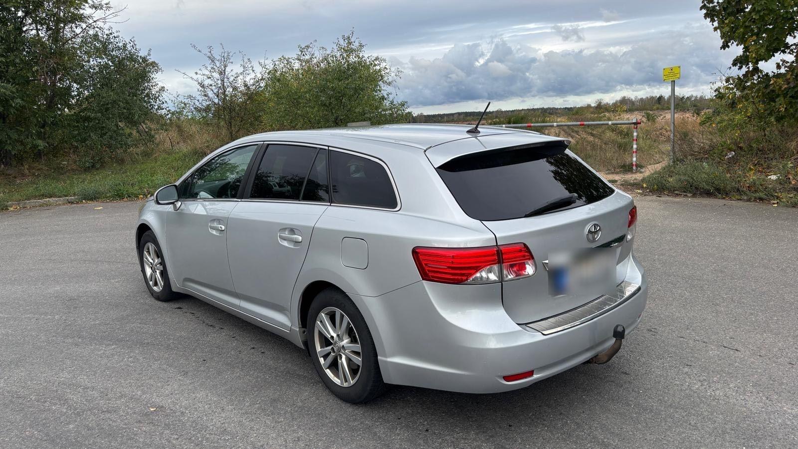 Toyota Avensis 2012 — interior
