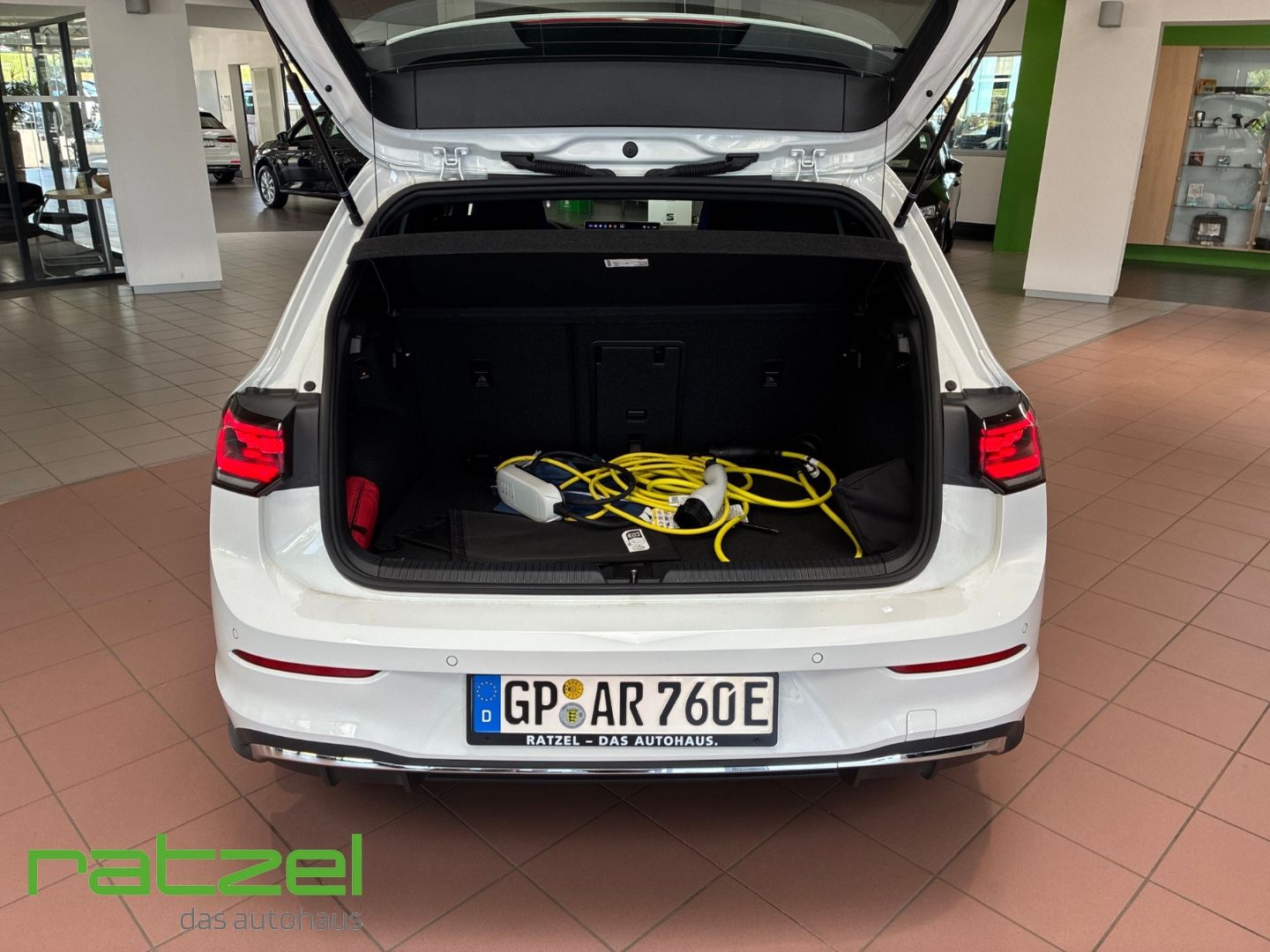 Fahrzeugabbildung Volkswagen Golf VIII GTE Business-Paket+DCC+ACC+IQ.Light