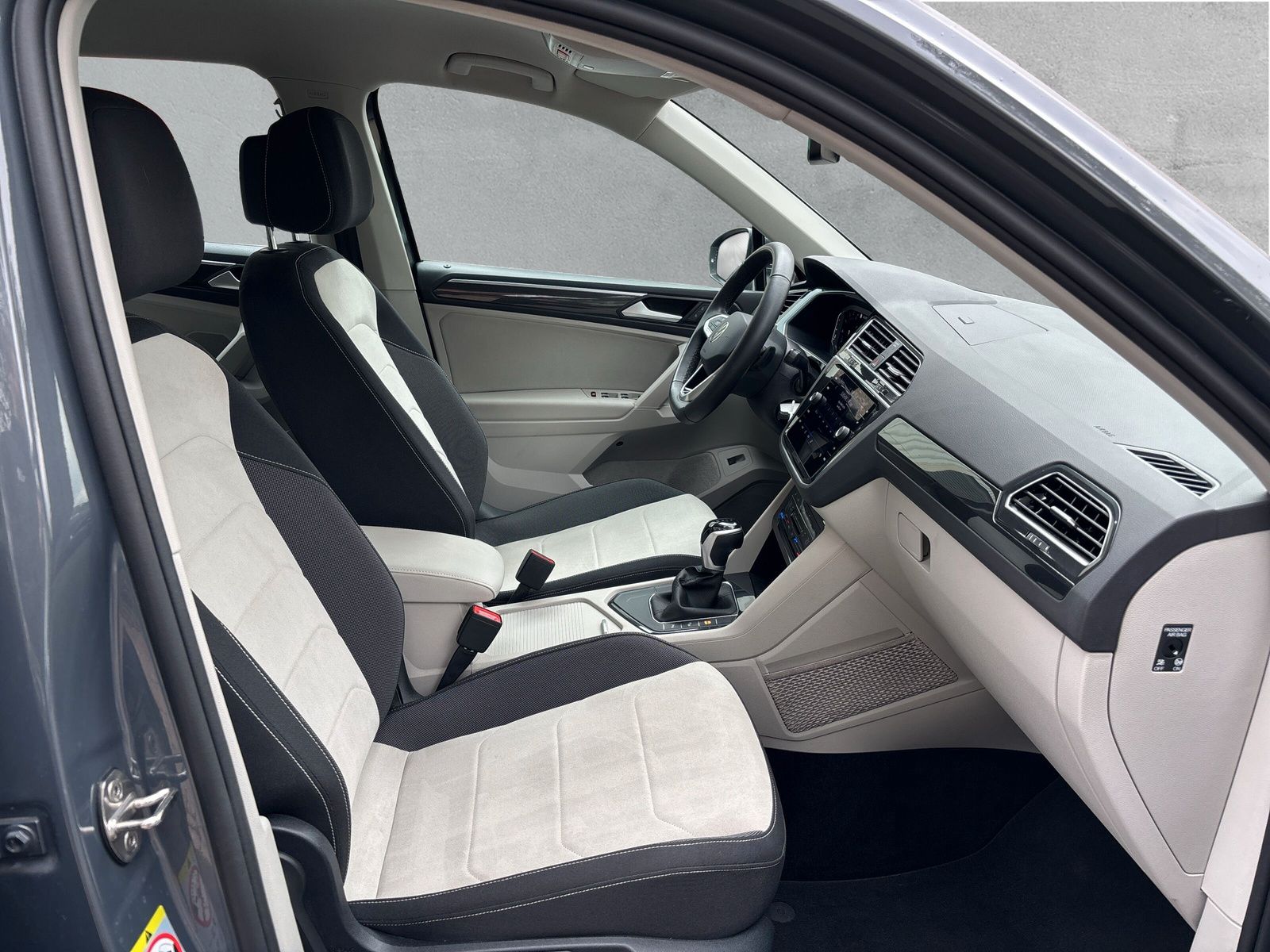 Fahrzeugabbildung Volkswagen Tiguan 1.5 TSI Elegance AHK Kamera SHZ