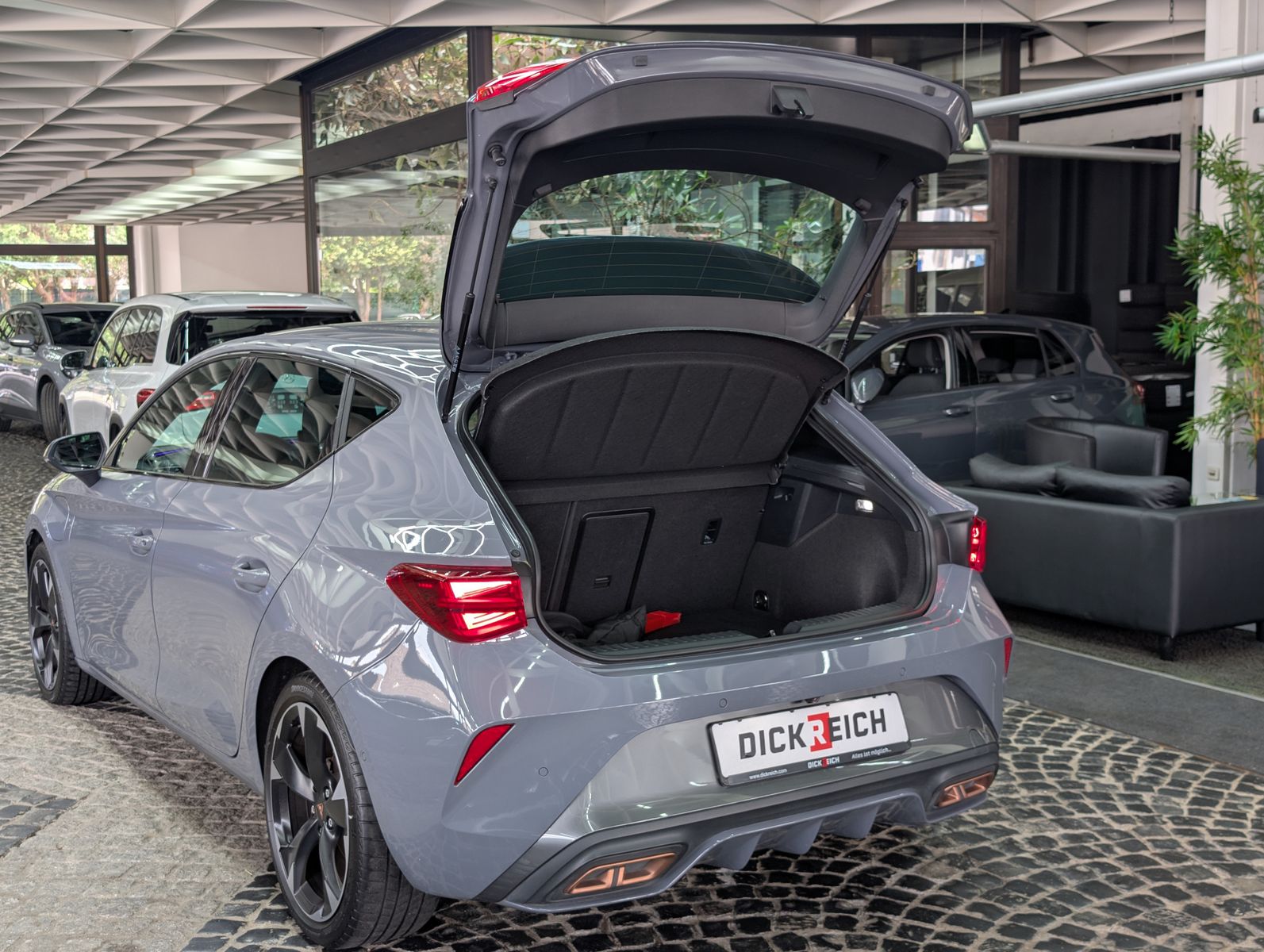 Fahrzeugabbildung CUPRA Leon 1.5 e-Hybrid ACC APP MATRIX EDGE SoH100%