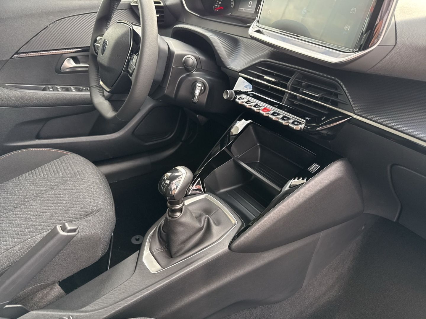 Fahrzeugabbildung Peugeot 208 Style 1.2 PureTech 100 Fahrerprofil DAB SHZ