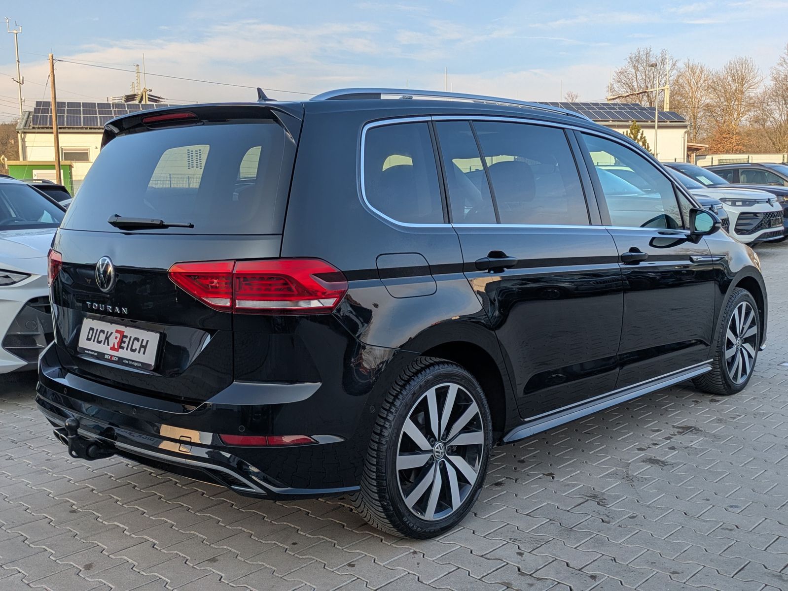 Fahrzeugabbildung Volkswagen Touran 2.0 DSG R-Line High. Pano 7-Si IQ.Dri AHK