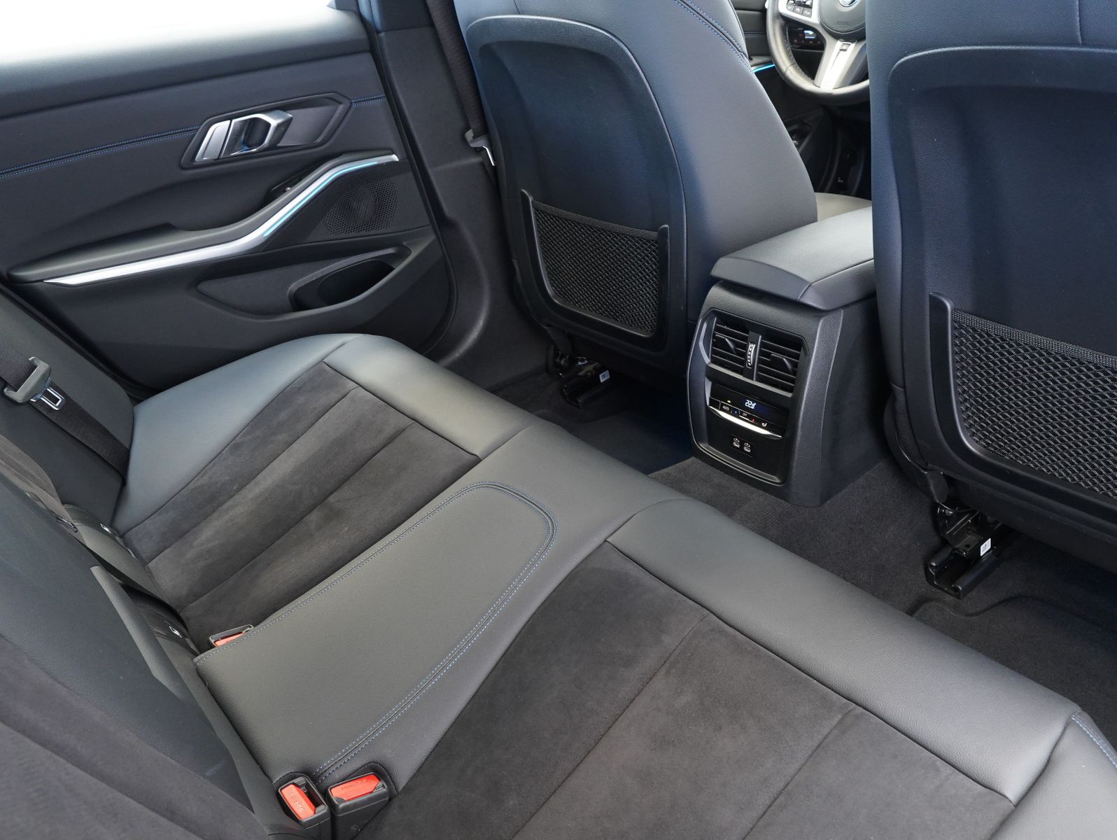 Fahrzeugabbildung BMW 320 d xDrive Touring M Sport LED/DAB/CARPLAY/ACC