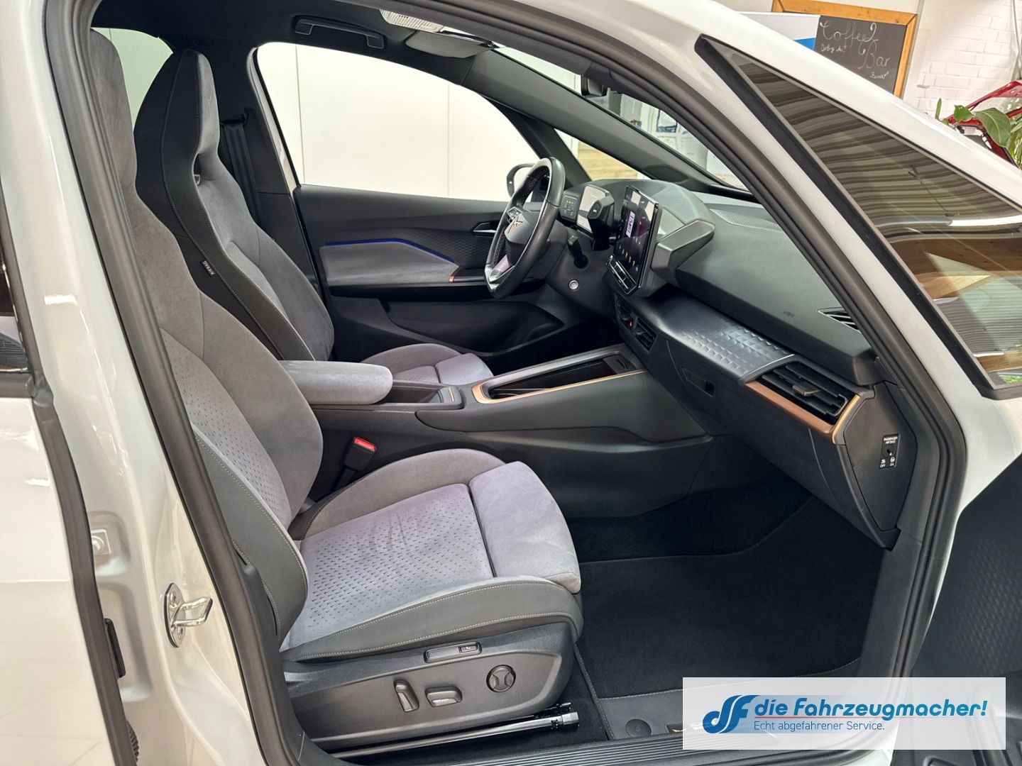 Fahrzeugabbildung CUPRA Born 150 kW Digitales Cockpit Massagesitze LED M
