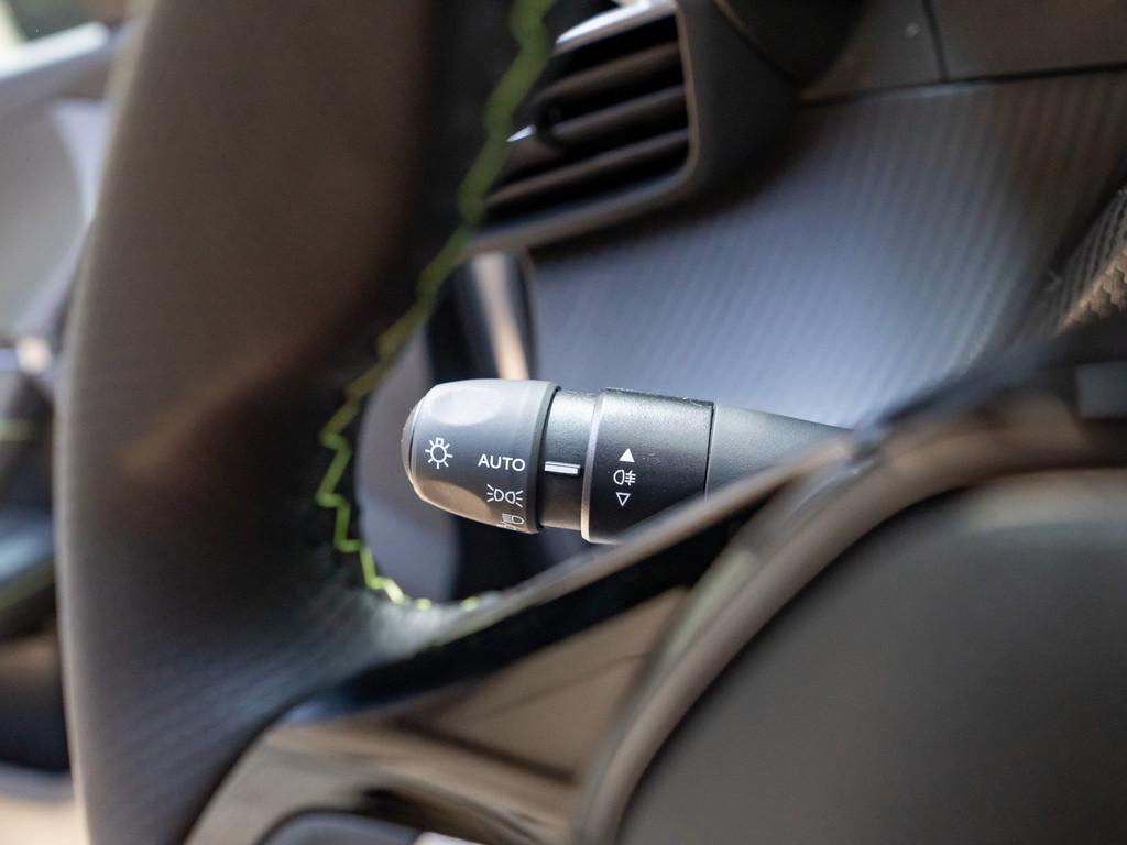 Peugeot 2008 GT HYBRID 145 e-DSC6 ACC LED 360° NAVI SHZ