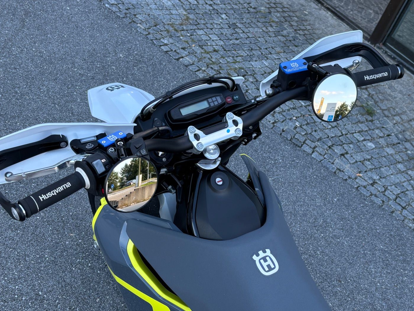 Fahrzeugabbildung Husqvarna 701 Supermoto Garantie bis 03.2026