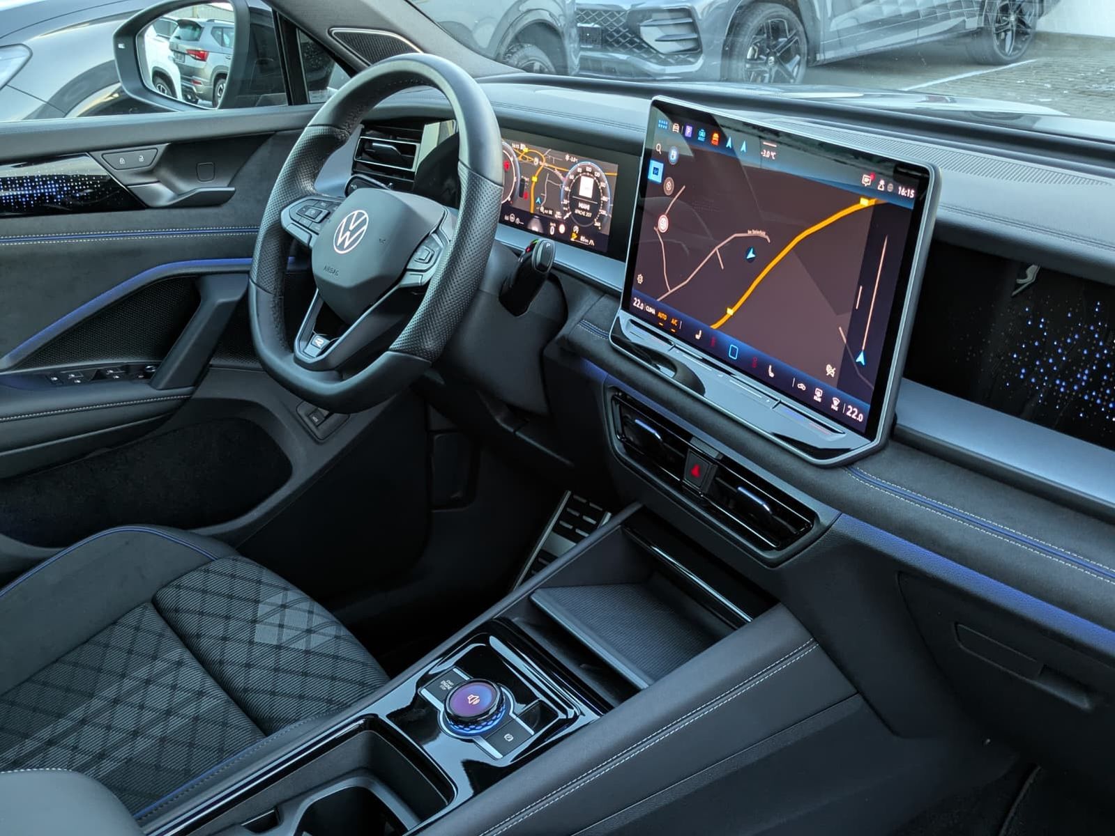 Fahrzeugabbildung Volkswagen Tayron 2.0 TDI 4M R-Line BLACK*7S*IQ-L.*PANO*HUD