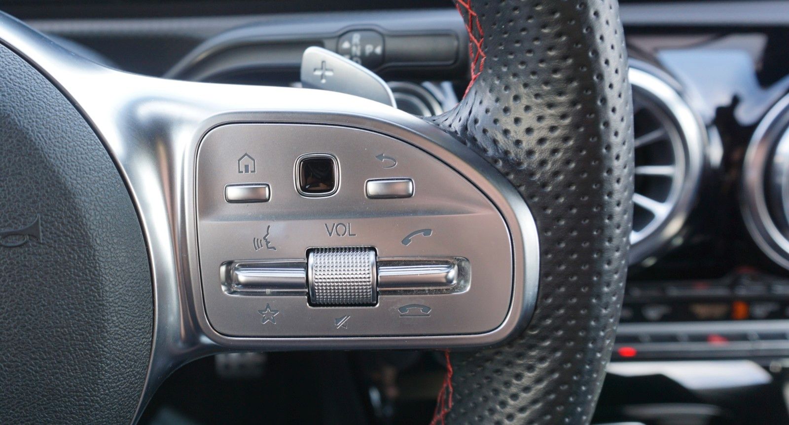 Fahrzeugabbildung Mercedes-Benz A 200 AMG Line,Navi, Keyless,Night-Pak,Panorama