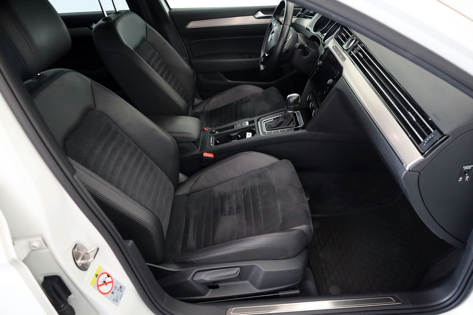 Fahrzeugabbildung Volkswagen Passat Variant R-line 4M,Navi,Kamera,ACC,AHK +WR