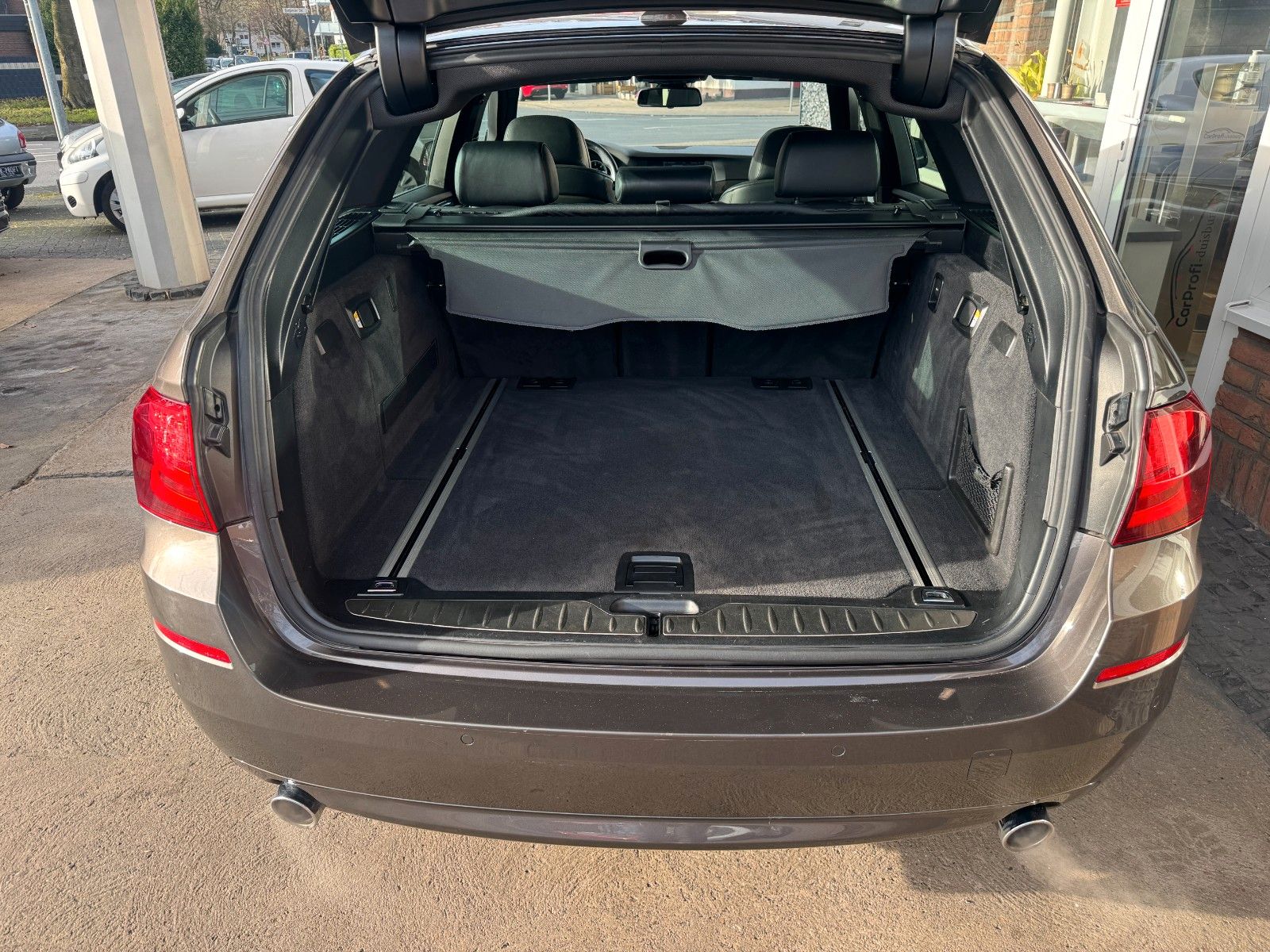 Fahrzeugabbildung BMW 535 d xDrive Touring Leder/Panorama/Navi/HUD