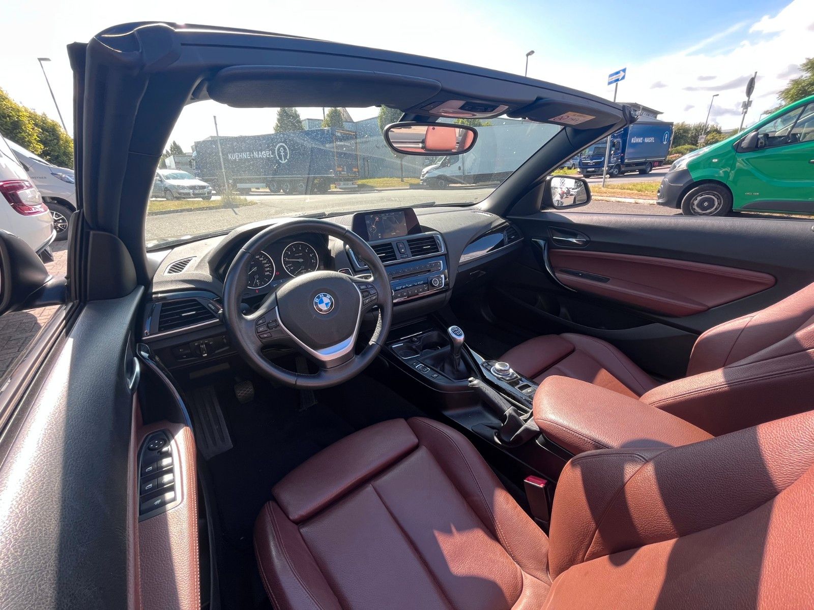 Fahrzeugabbildung BMW 220i Cabrio Sportline