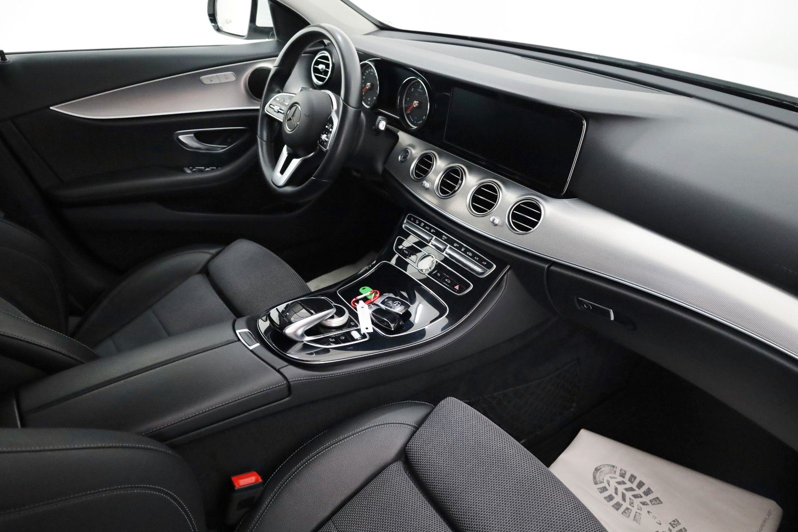 Fahrzeugabbildung Mercedes-Benz E 300de T Avantgarde,Navi,LED,Kamer,SH,AHK,SR+WR