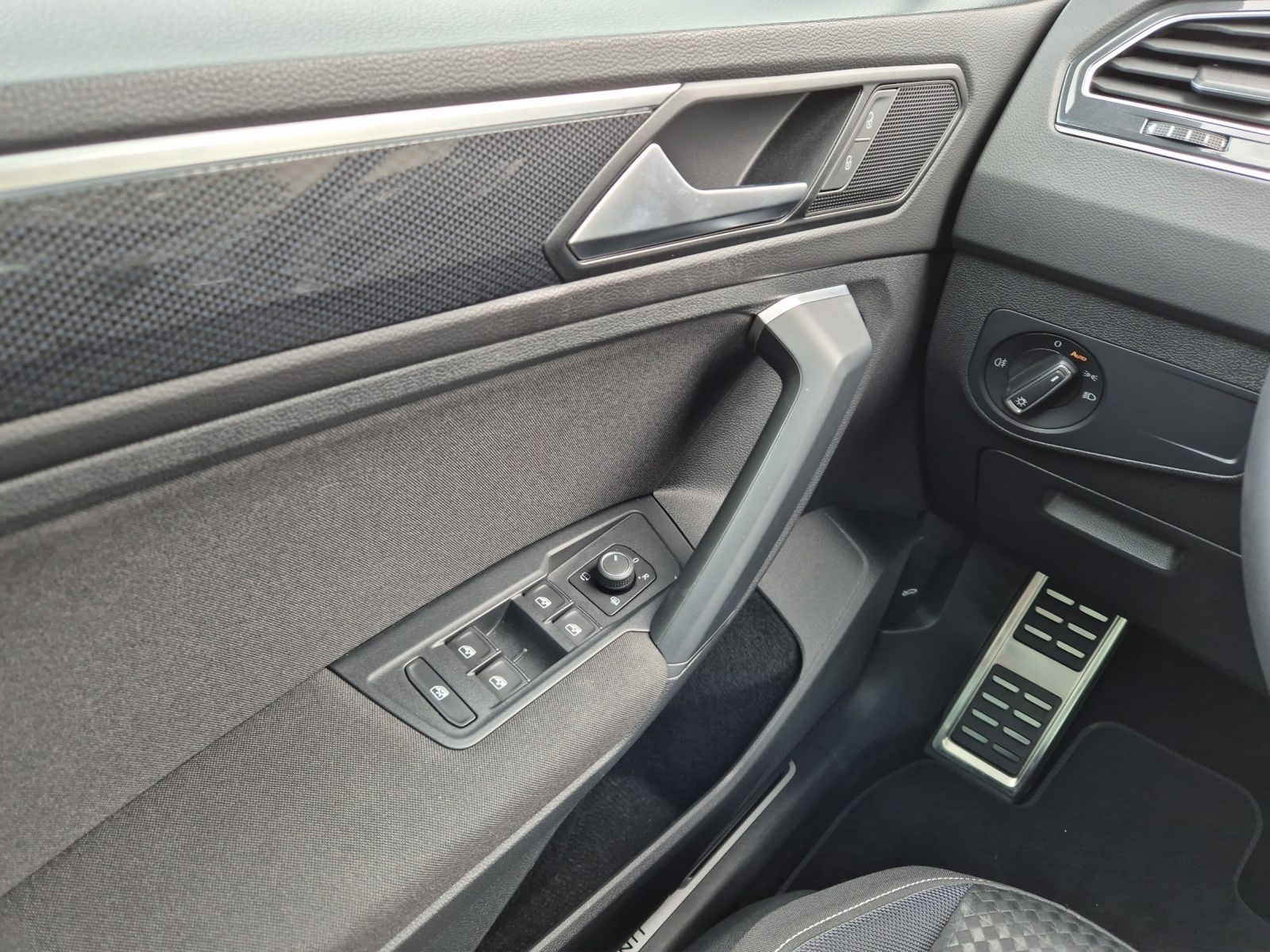 Fahrzeugabbildung Volkswagen Tiguan TSI United DSG LED Navi AID ACC Park-Assi