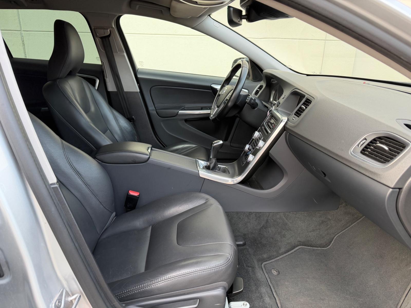 VOLVO V60 CROSS COUNTRY D3 150ch - INTERIEUR CUIR - GPS - SIÈGES CHAUFFANTS -  TOIT PANORAMIQUE