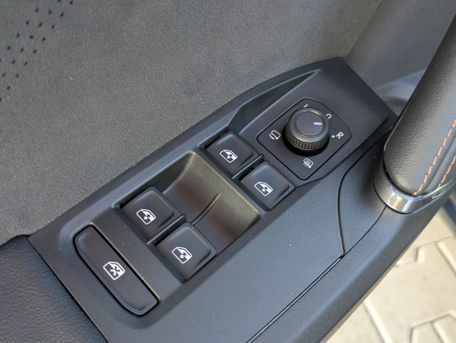 Fahrzeugabbildung CUPRA Leon 1.5 eTSI EDGE DSG*ACC*KAM*18"5JGARANTIE