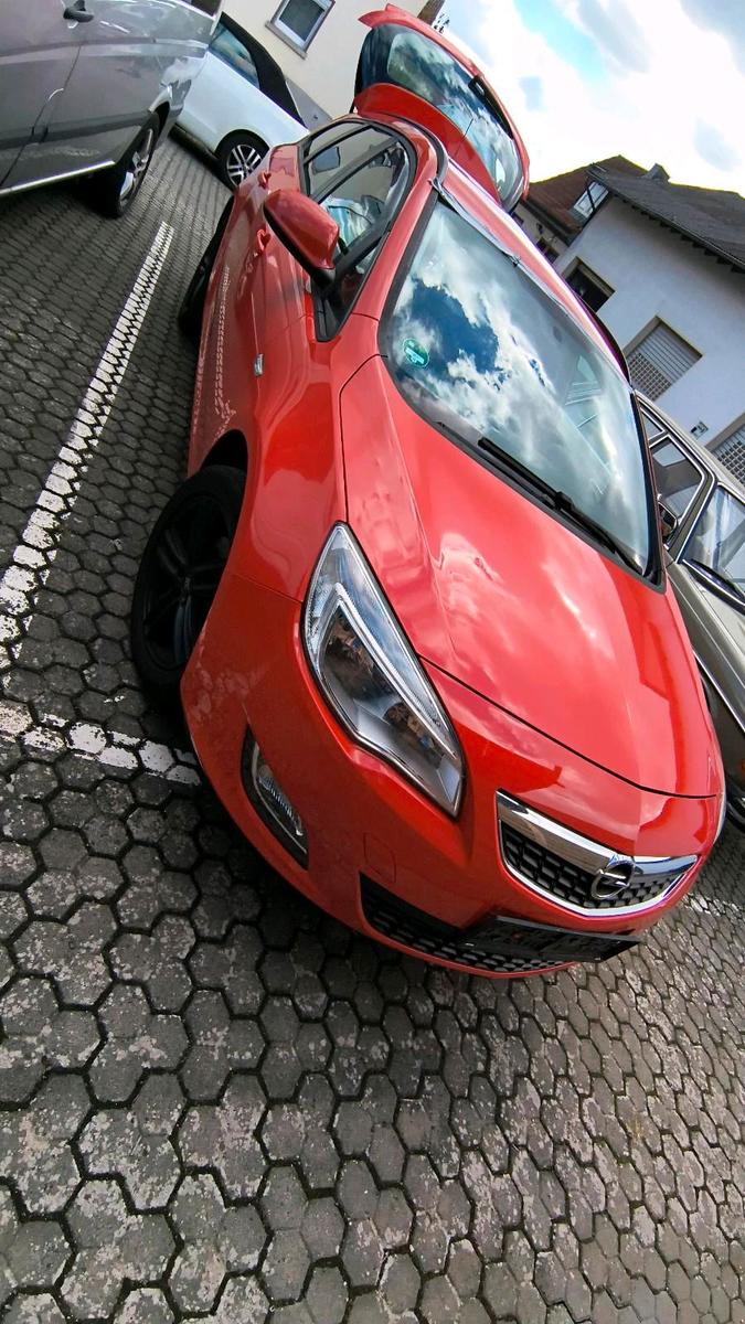 Opel Astra 2012 — interior