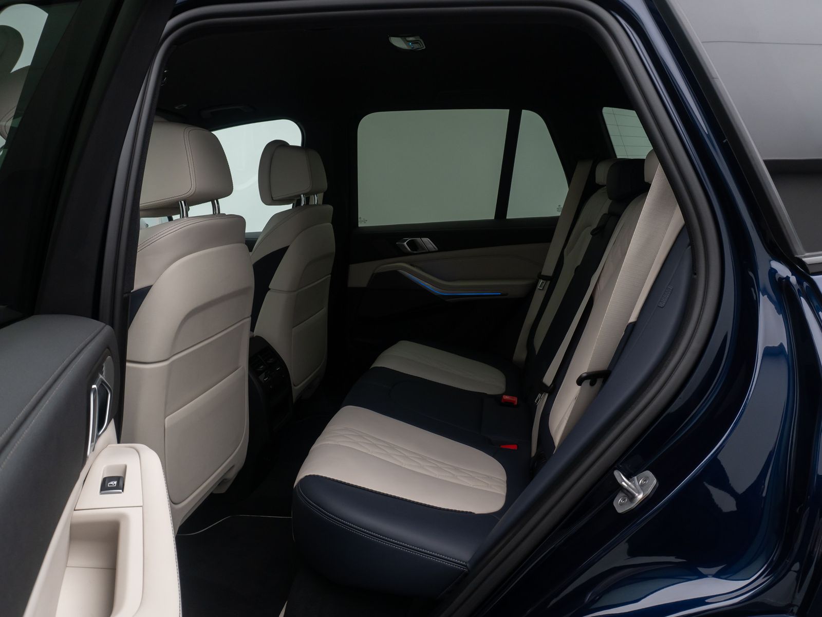 Fahrzeugabbildung BMW X5 xD45e MSport HUD H/K 360°Laser DAB Individual