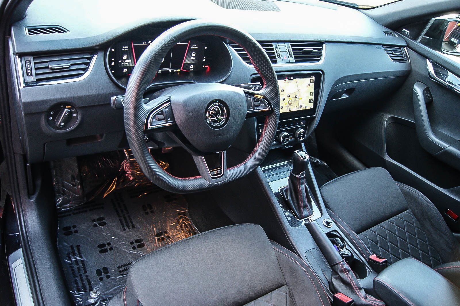 Fahrzeugabbildung SKODA Octavia Combi RS 245 VIRTUAL STANDHEIZUNG ACC DC