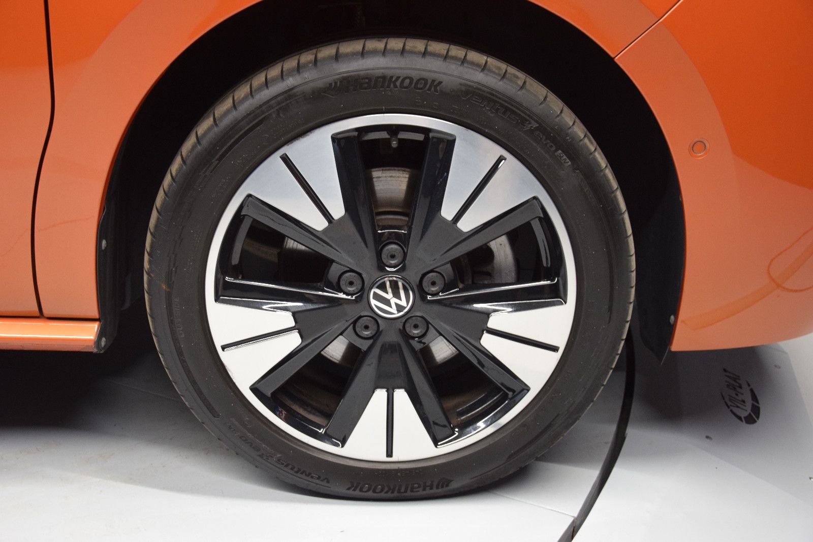 Fahrzeugabbildung Volkswagen T7 Multivan Edition lang Pano ACC vis-a-vis AHK