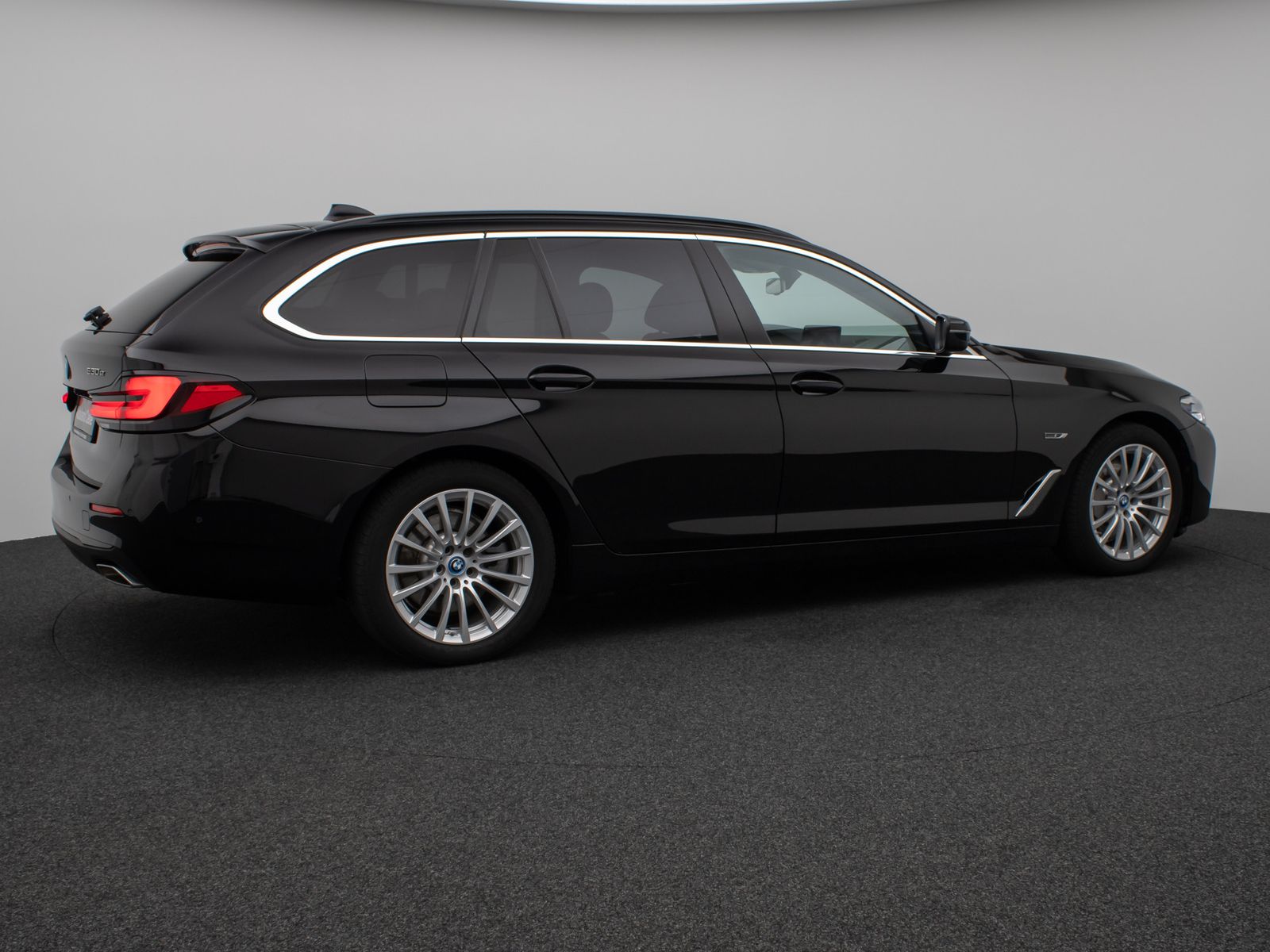 Fahrzeugabbildung BMW 530e Kamera DAB CockPitPro Sitzhzg Alarm LED