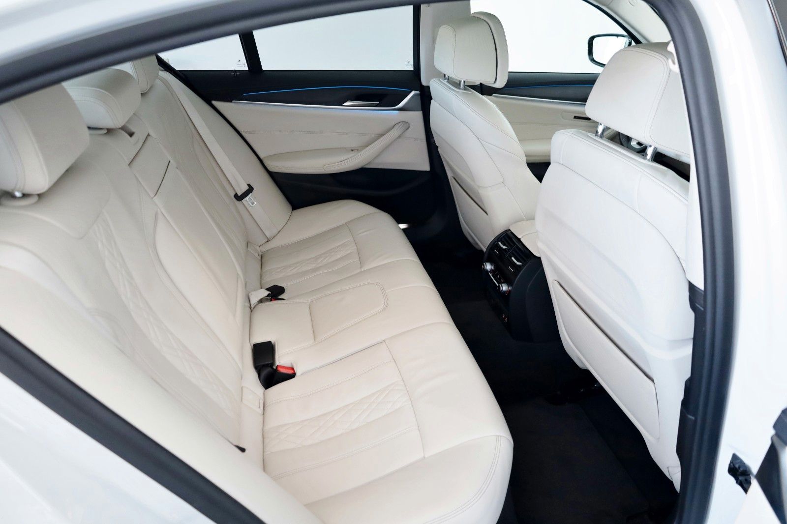 Fahrzeugabbildung BMW 545e xDrive Luxury Line,Navi,SD,4xSH,Kam,AHK,+WR
