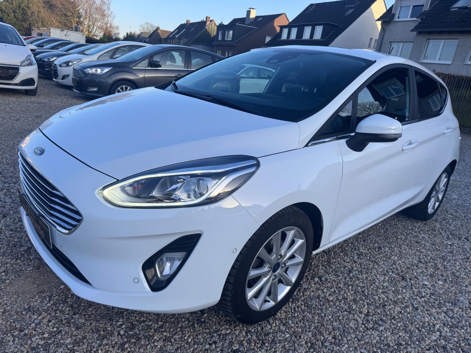 Ford Fiesta Titanium /TÜV NEU/1HD/NAVI/R-KAMERA/LED/