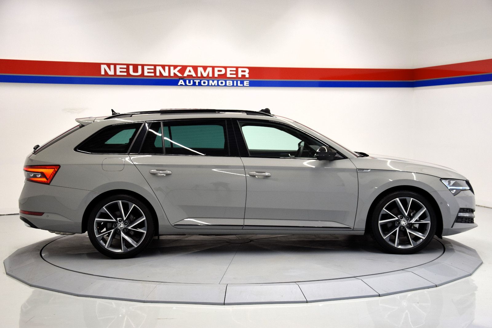 Fahrzeugabbildung SKODA Superb Combi Sportline 2.0 TSI DSG Pano ACC Memo