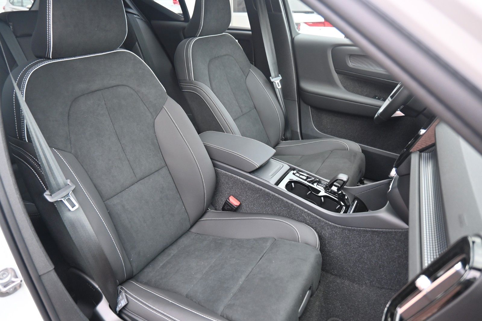 Fahrzeugabbildung Volvo XC40 B4 DKG Ultra Dark*PANO*360°*ACC*AHK