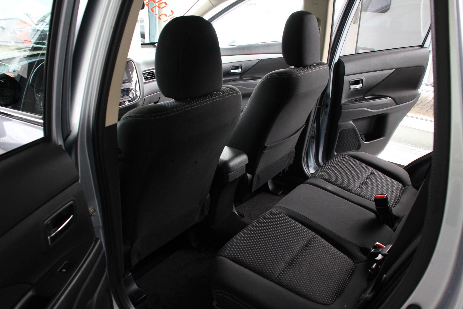 Fahrzeugabbildung Mitsubishi Outlander Edition 100 2WD