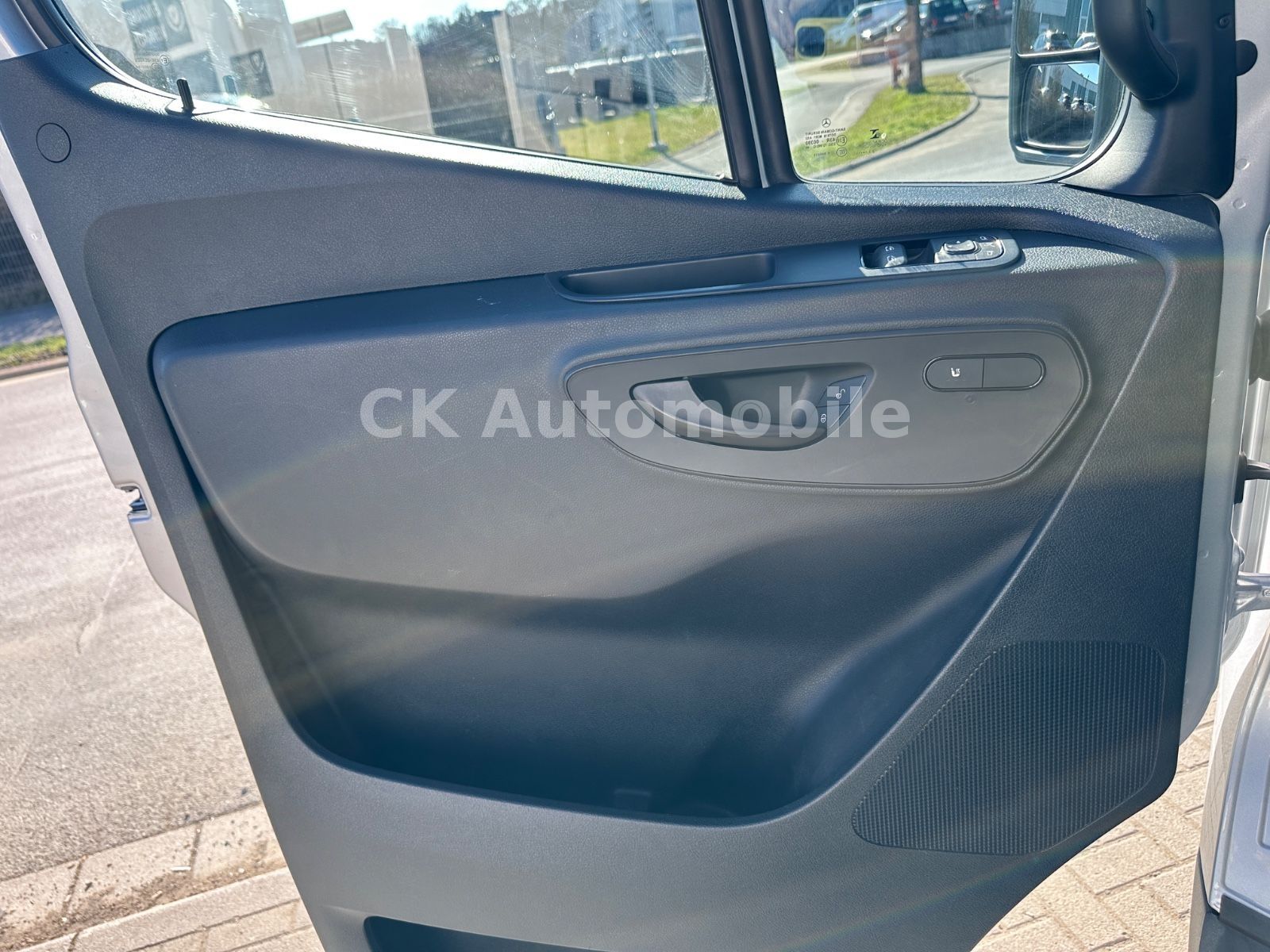 Fahrzeugabbildung Mercedes-Benz Sprinter 319 Kombi 4x4/8 Sitze/Klima/Navi/Kamera