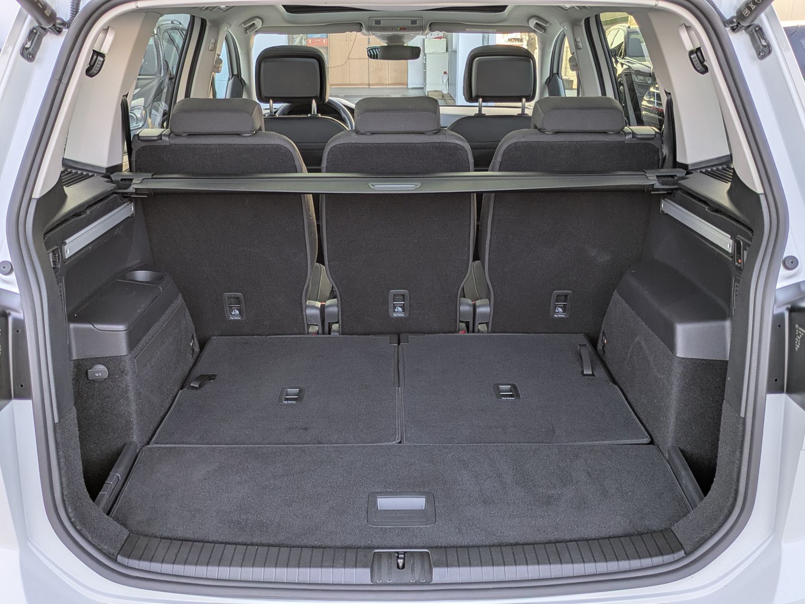 Fahrzeugabbildung Volkswagen Touran 2.0 DSG R-Line High BLACK Pano*7Si*IQ*AHK