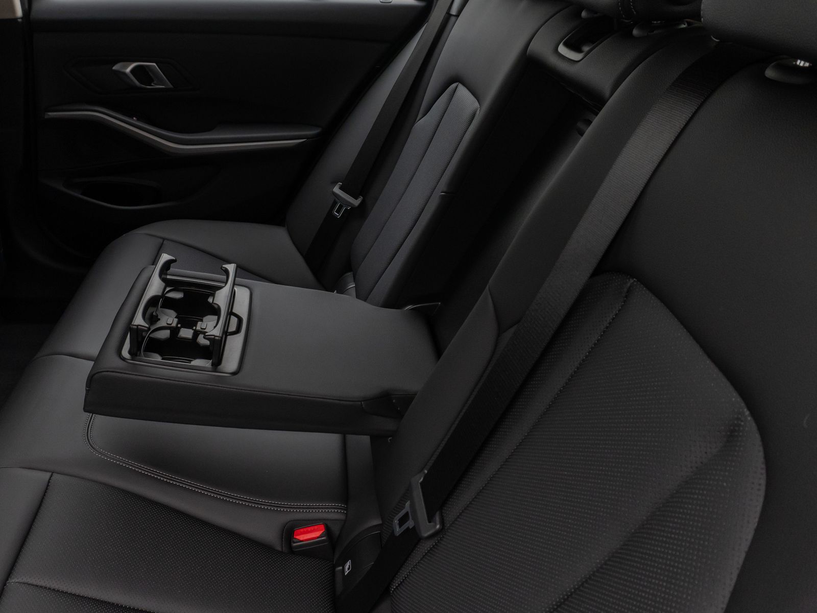 Fahrzeugabbildung BMW 318i Kamera DAB HiFi CockPitPro Alarm LED Sport
