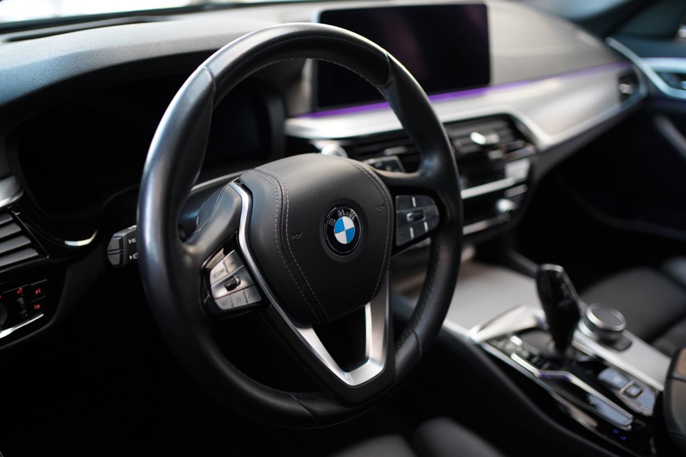 Fahrzeugabbildung BMW 520d xDrive +Head Up+AHK+Sportsitze+Alarmanlage+