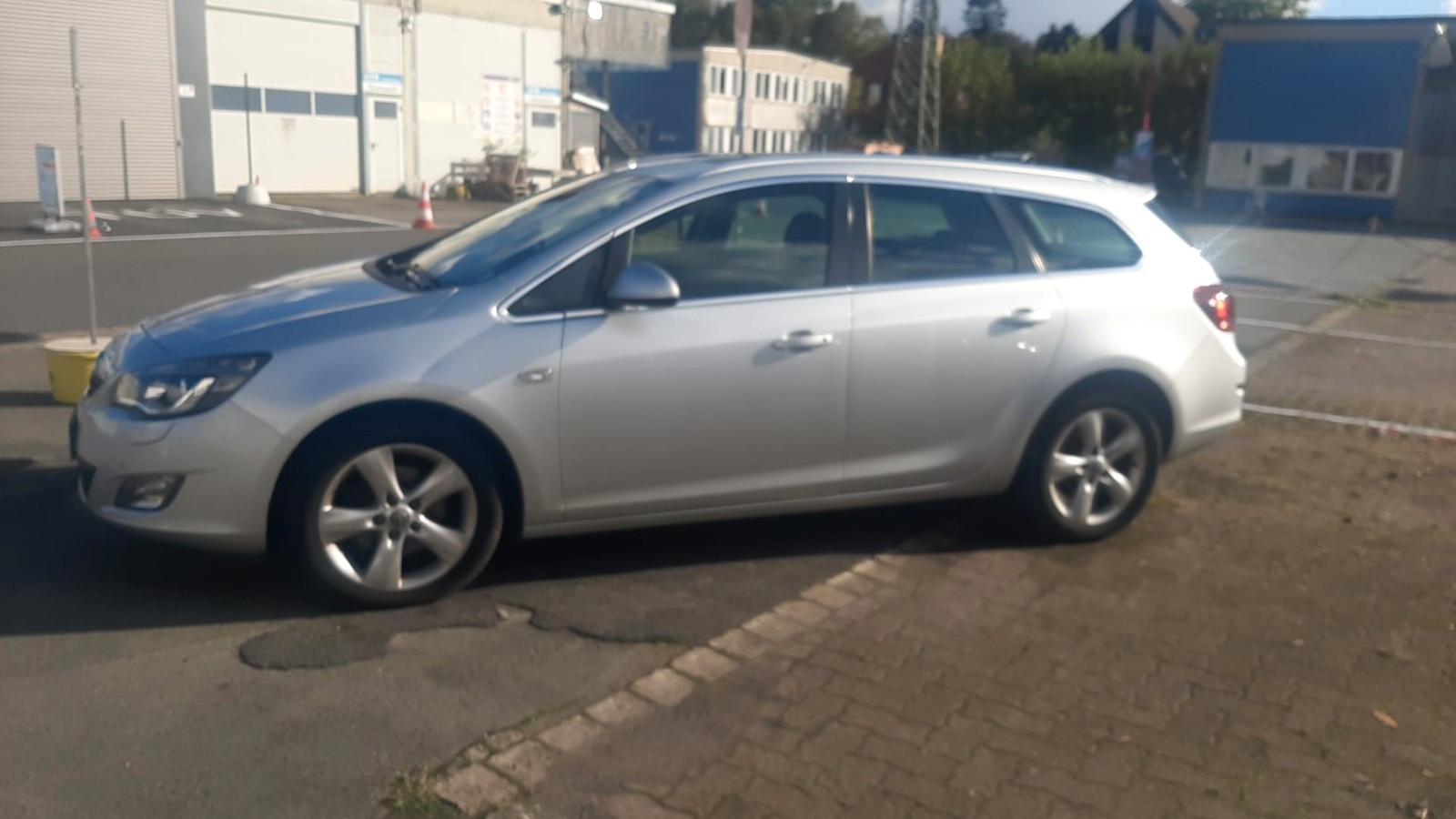 Opel Astra 2011 — engine 1.700 cm³, 165 HP (121kW)