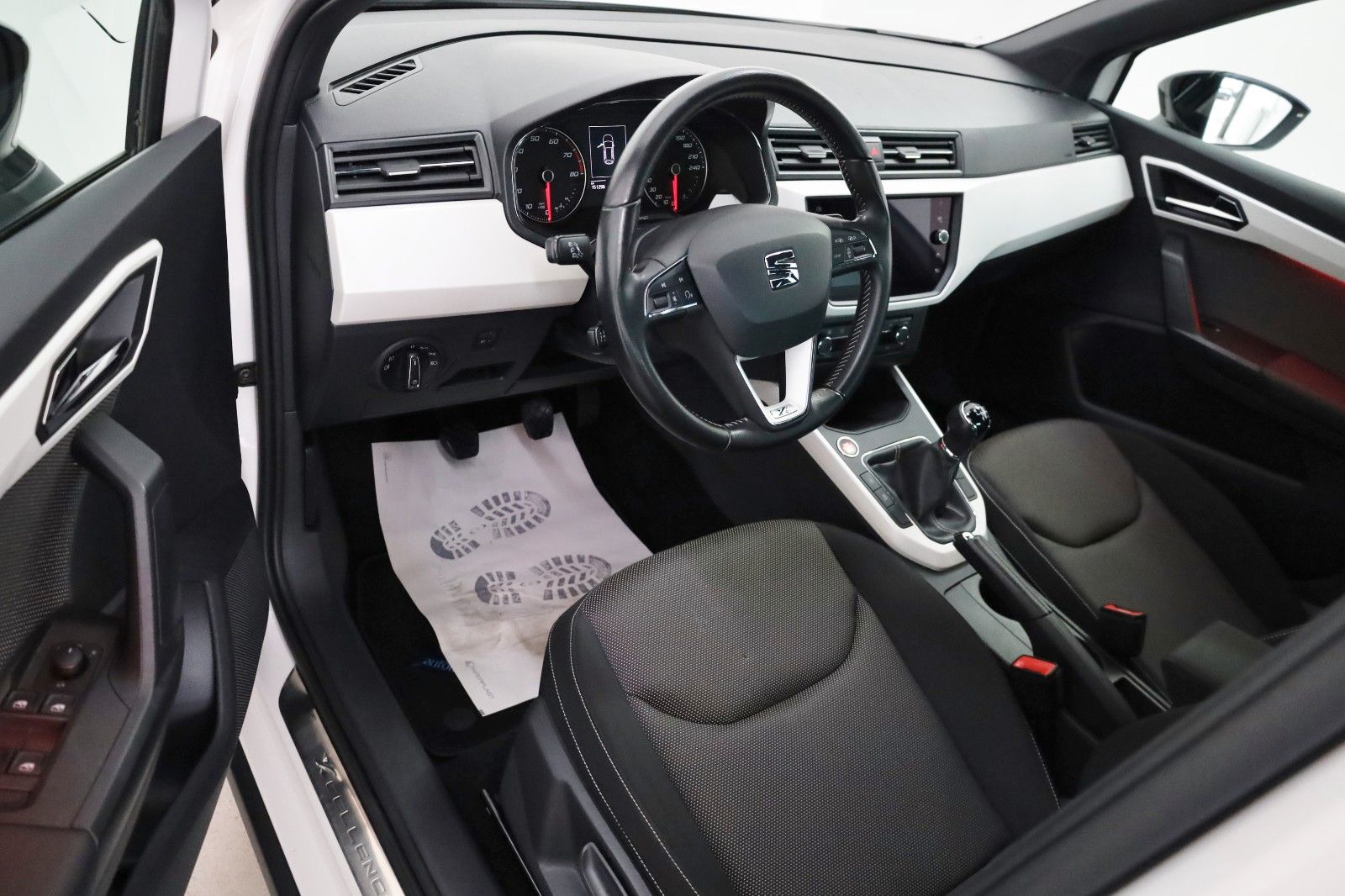 Fahrzeugabbildung SEAT Arona Xcellence Navi,SH,PDC,Kamera,SR+WR