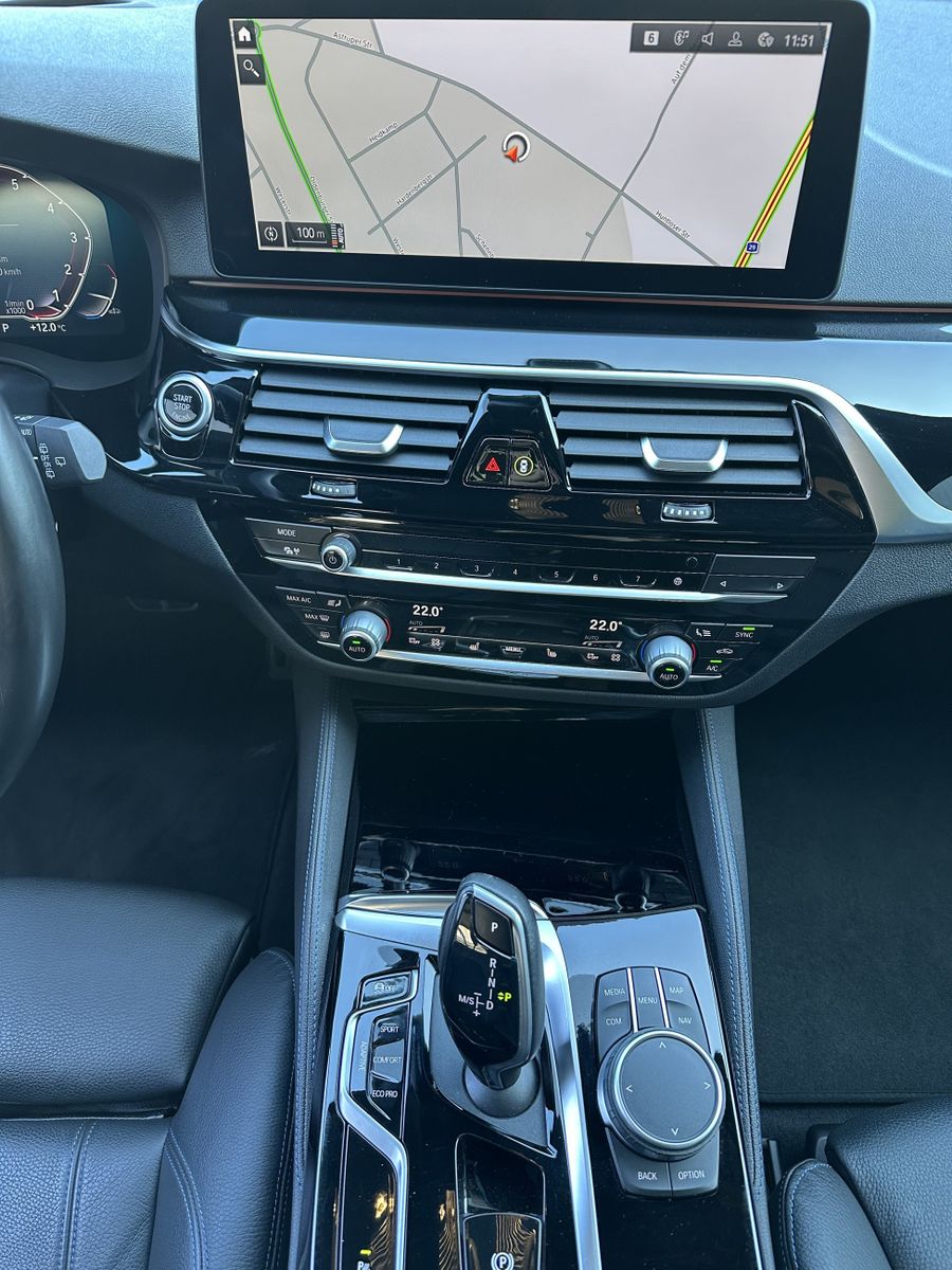 Fahrzeugabbildung BMW 540i Touring xDrive M-Sport NAV+LASER+AHK+PANORA