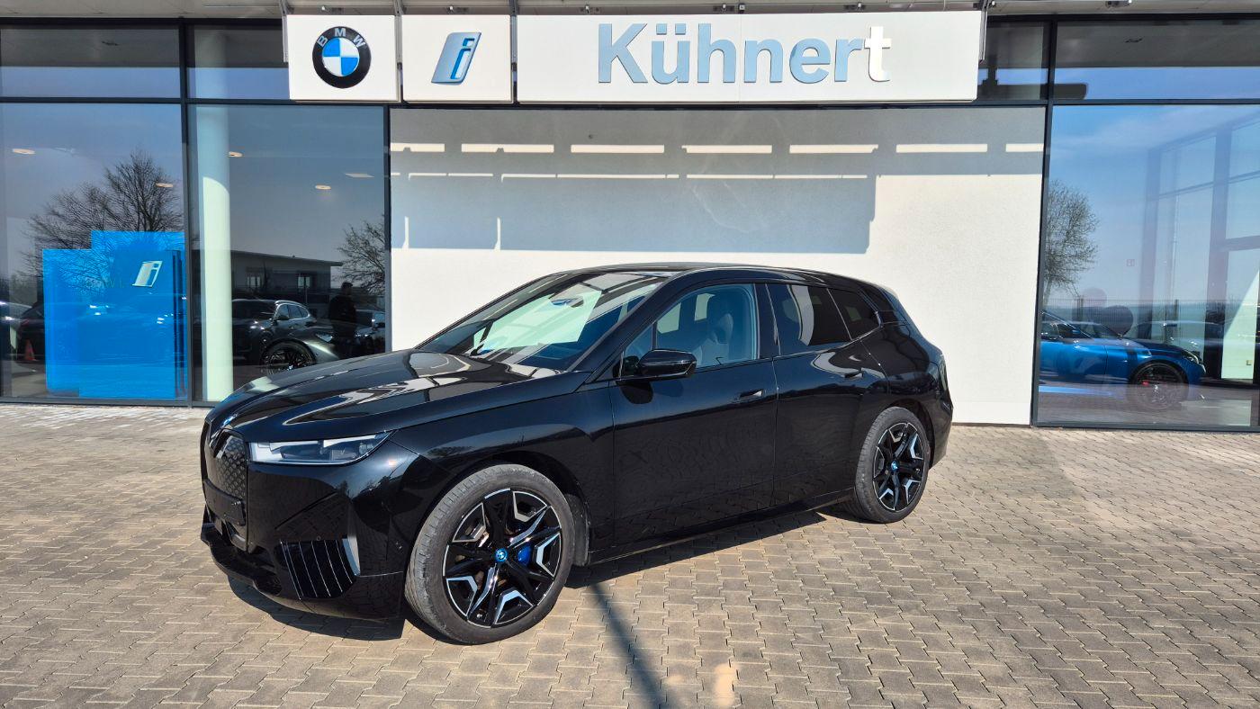 BMW iX xDrive40 Sportpaket/SpurA./StHzg /360°/AHK/HU