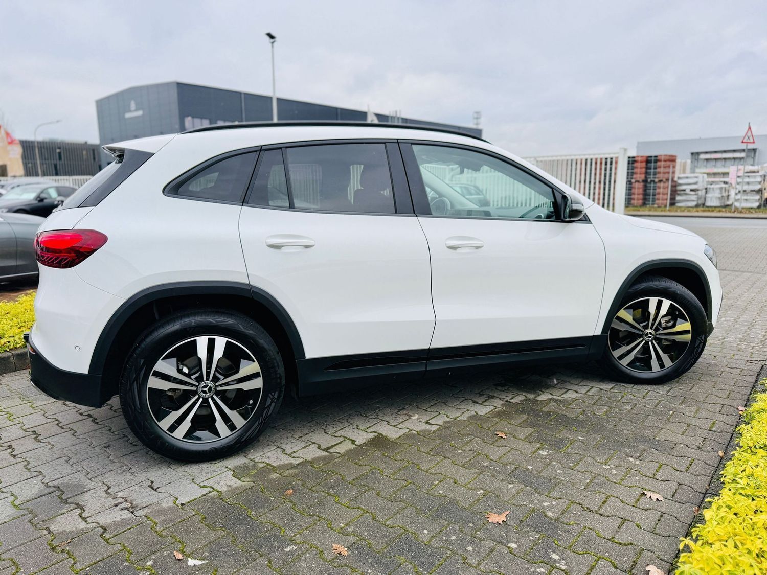 Fahrzeugabbildung Mercedes-Benz GLA 200 NIGHT & PROGRESSIVE, Winter, AHK, RFK, L