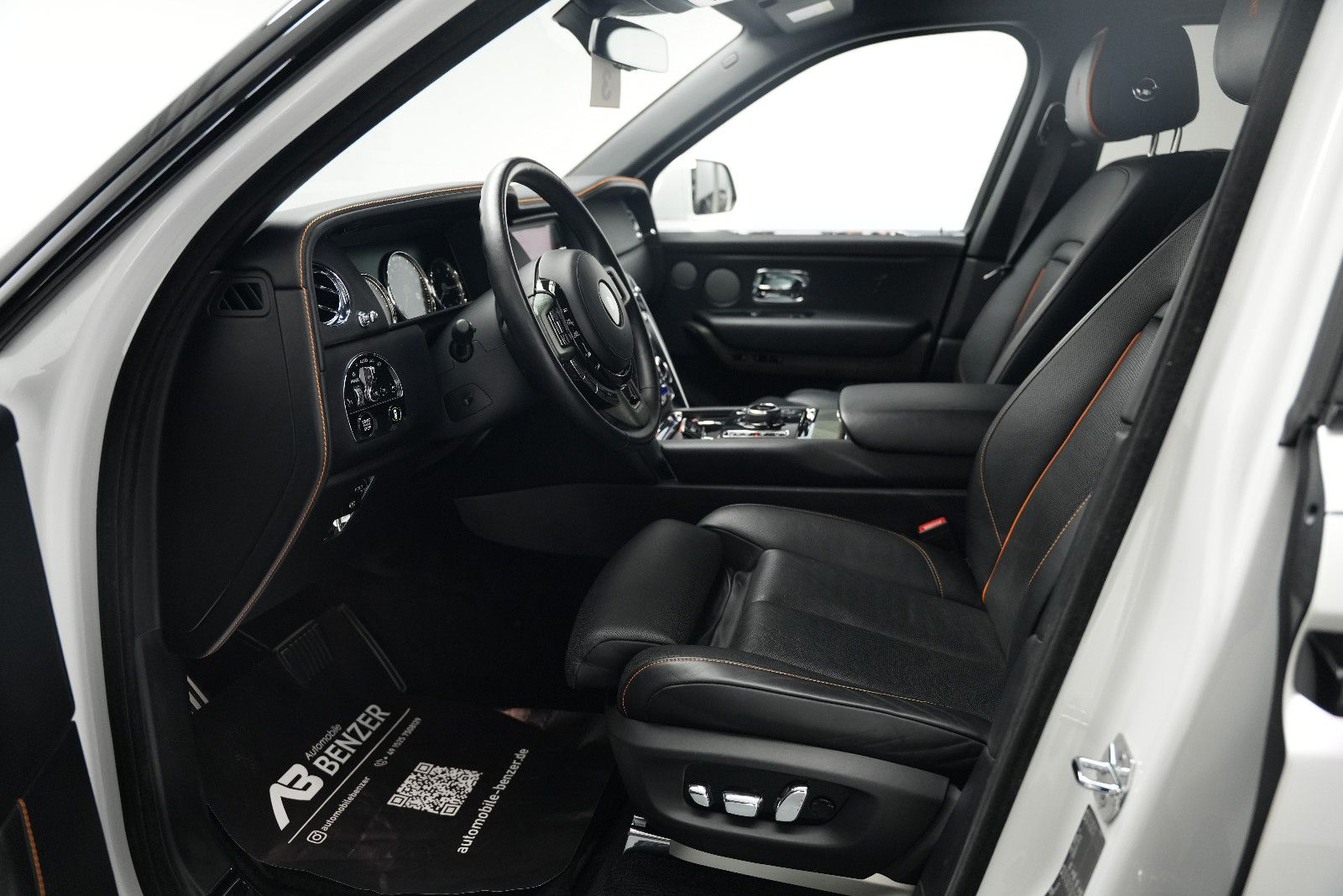 Fahrzeugabbildung Rolls-Royce Cullinan/NOVITEC/WIDEBODY/24''/FOND-TV/STERNEHIM