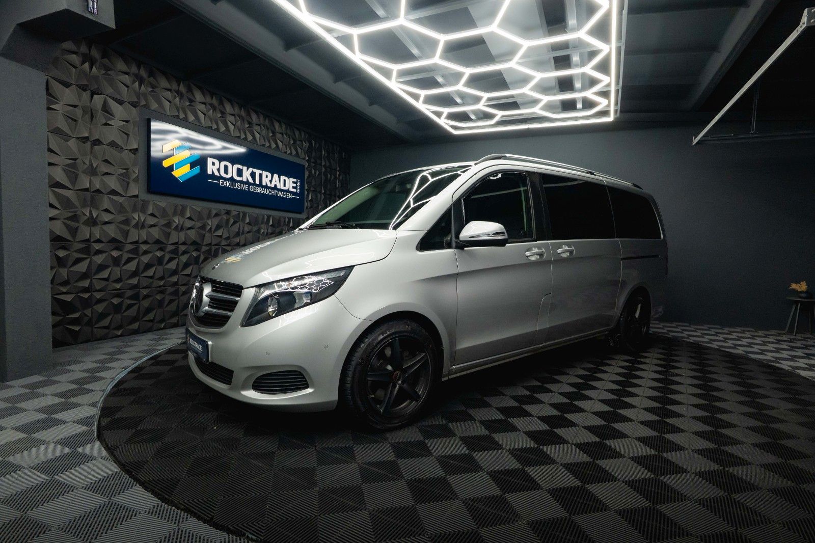 Fahrzeugabbildung Mercedes-Benz V 220 CDI EDITION Sport lang *ACC*DAB*6 Sitze*