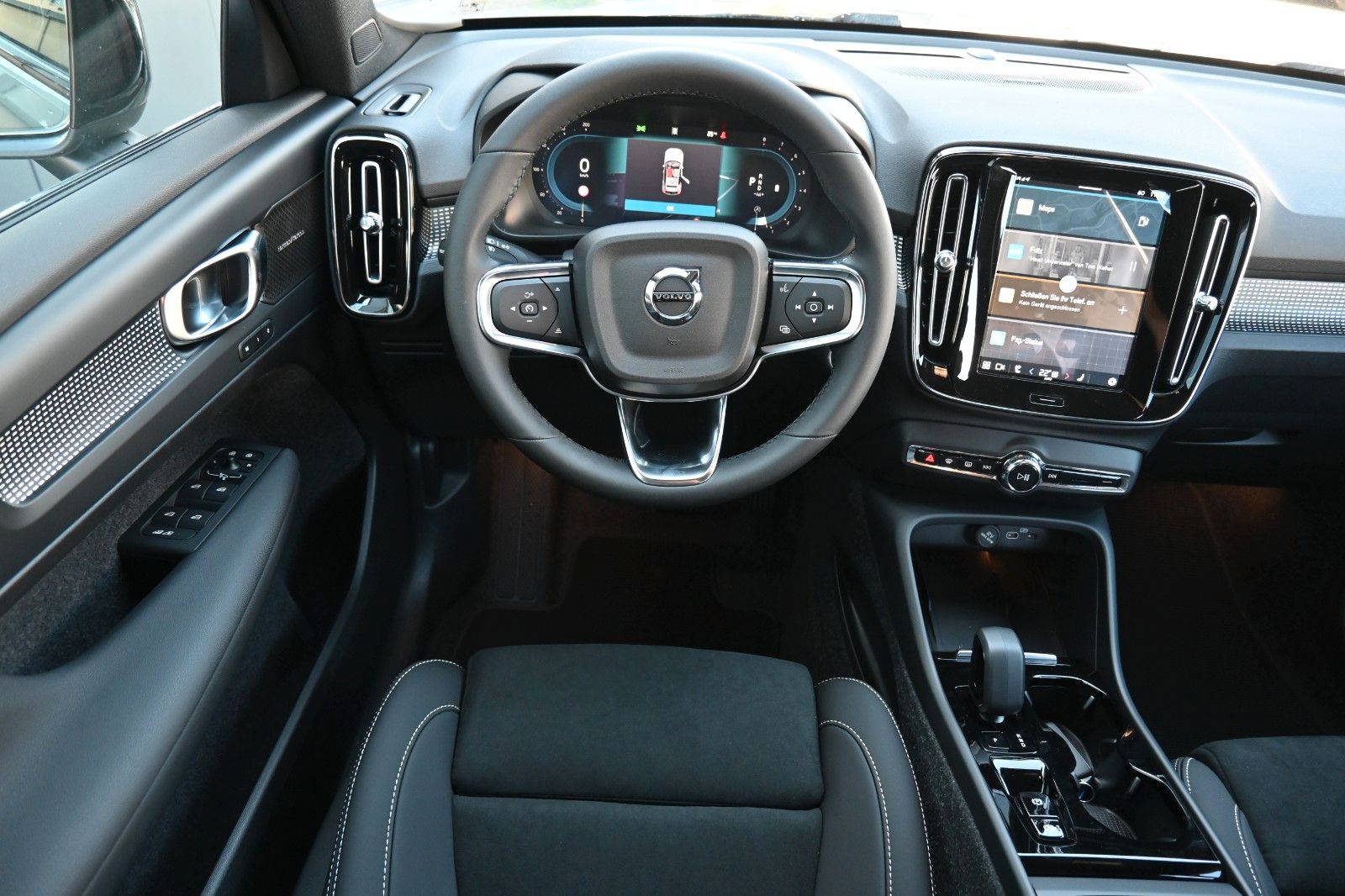 Fahrzeugabbildung Volvo XC40 B4 DKG Plus Dark*FSHZG*360°*ACC*Allwetter*