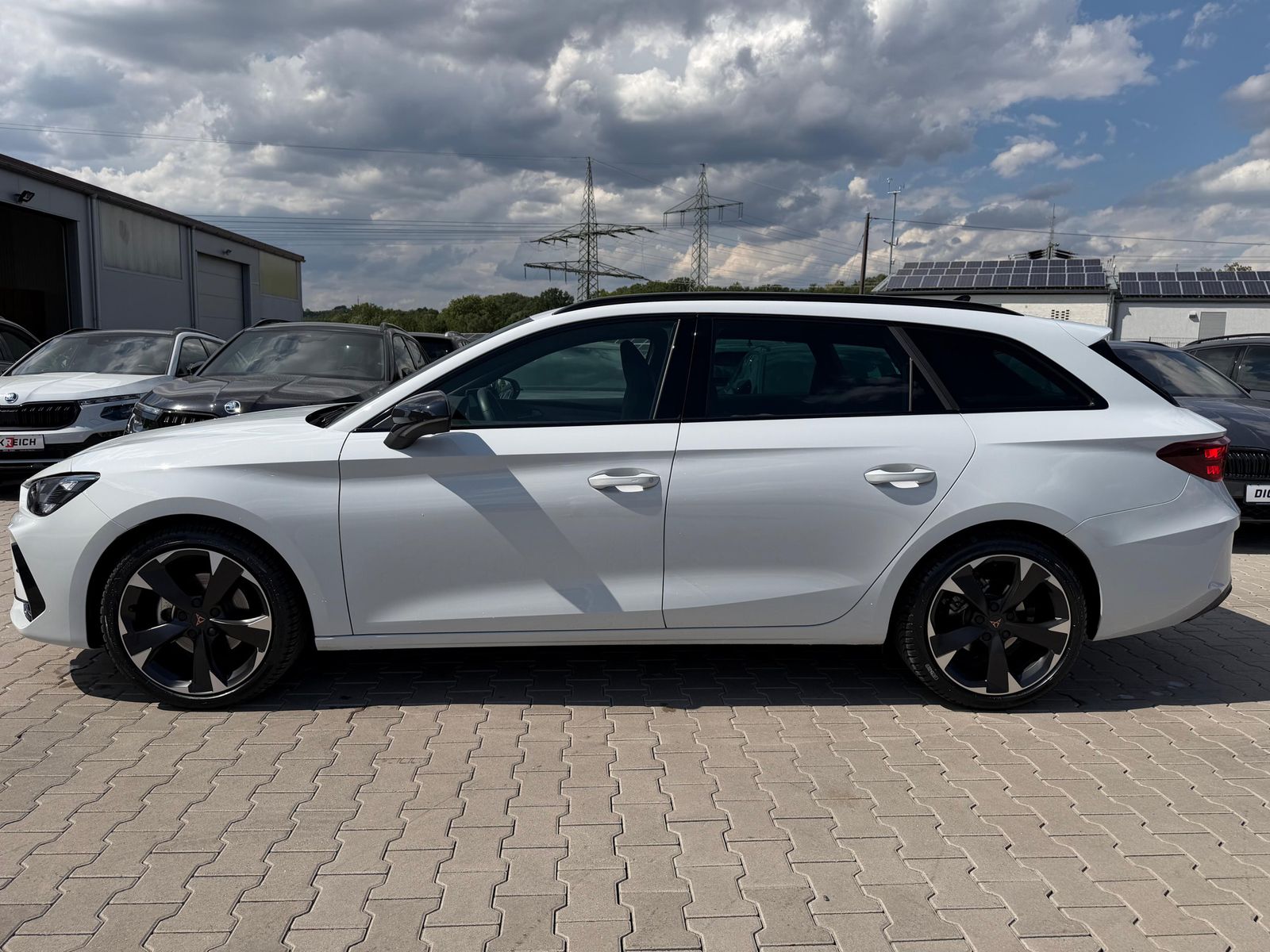 Fahrzeugabbildung CUPRA Leon 1.5 eTSI DSG AHK*DYNAMICA*EDGE*LED*5JGARAN.