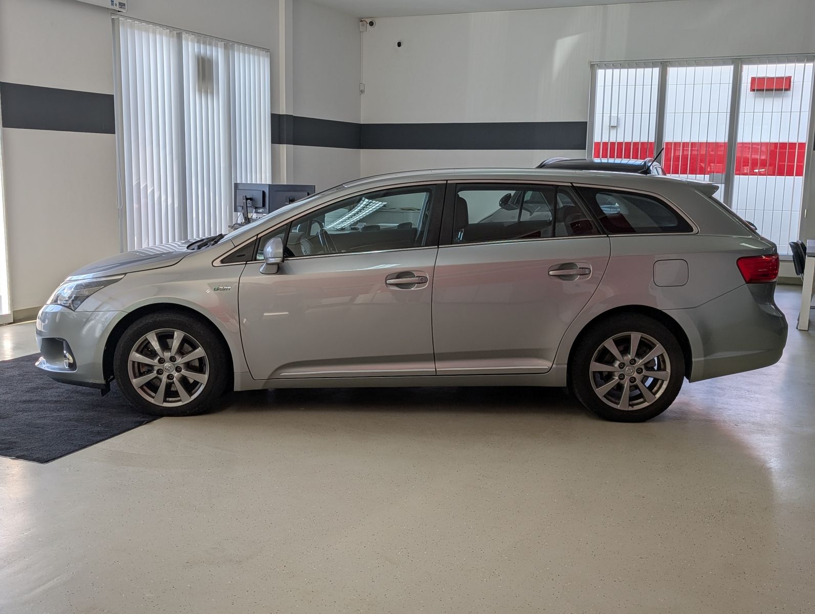Fahrzeugabbildung Toyota Avensis Life Bi-XENON TEMPOMAT KLIMA KAMERA SHZ