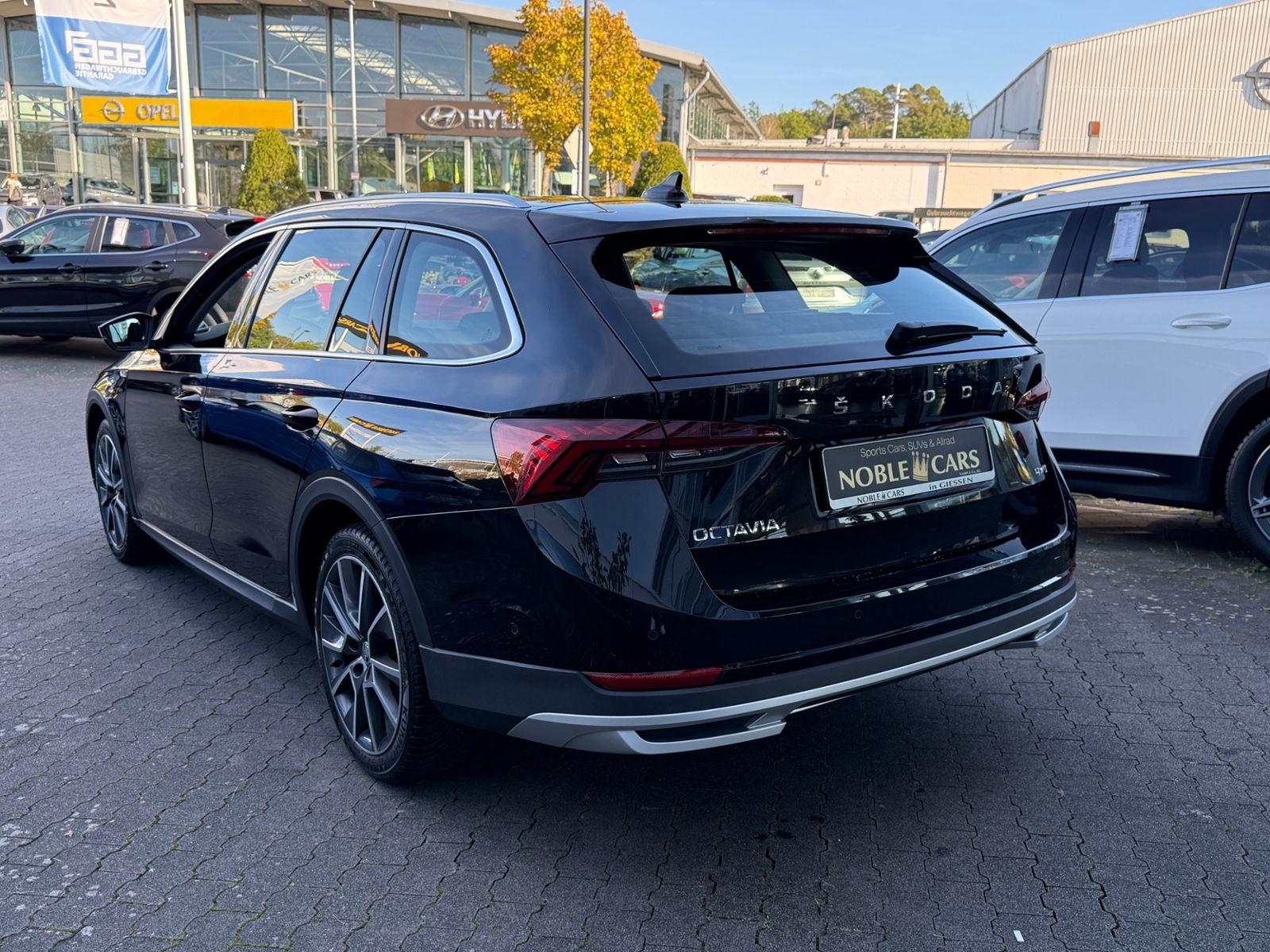 Fahrzeugabbildung SKODA Octavia Combi Scout 4x4 KAM ACC HUD LED