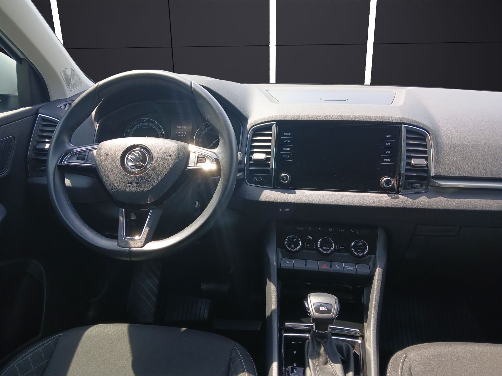 Fahrzeugabbildung SKODA Karoq TSI Ambition  DSG LED Navi GRA PDC SH LM