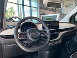 Fiat 500e SmartphoneInt. AmbienteB SpurhalteA. - weiße Fiat 500e
