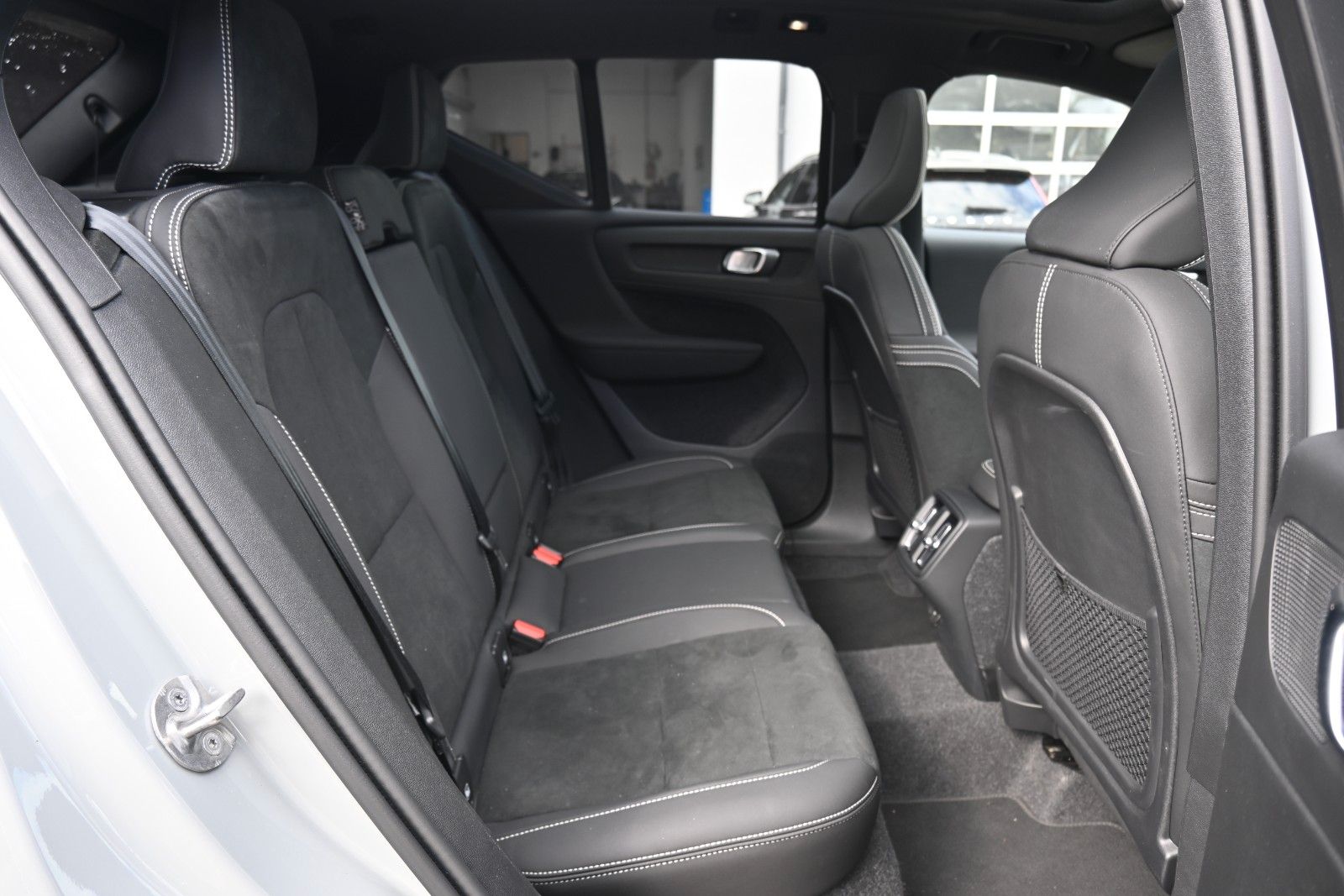 Fahrzeugabbildung Volvo XC40 B4 DKG Dark*PANO*STDHZG*360°*ACC*AHK*VOLL *