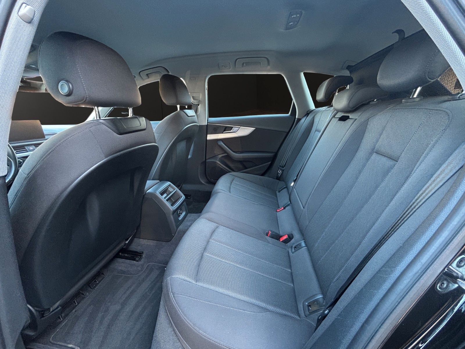 Fahrzeugabbildung Audi A4 Avant 35 TFSI Navi/Klimaaut./Siztheizung/AHK