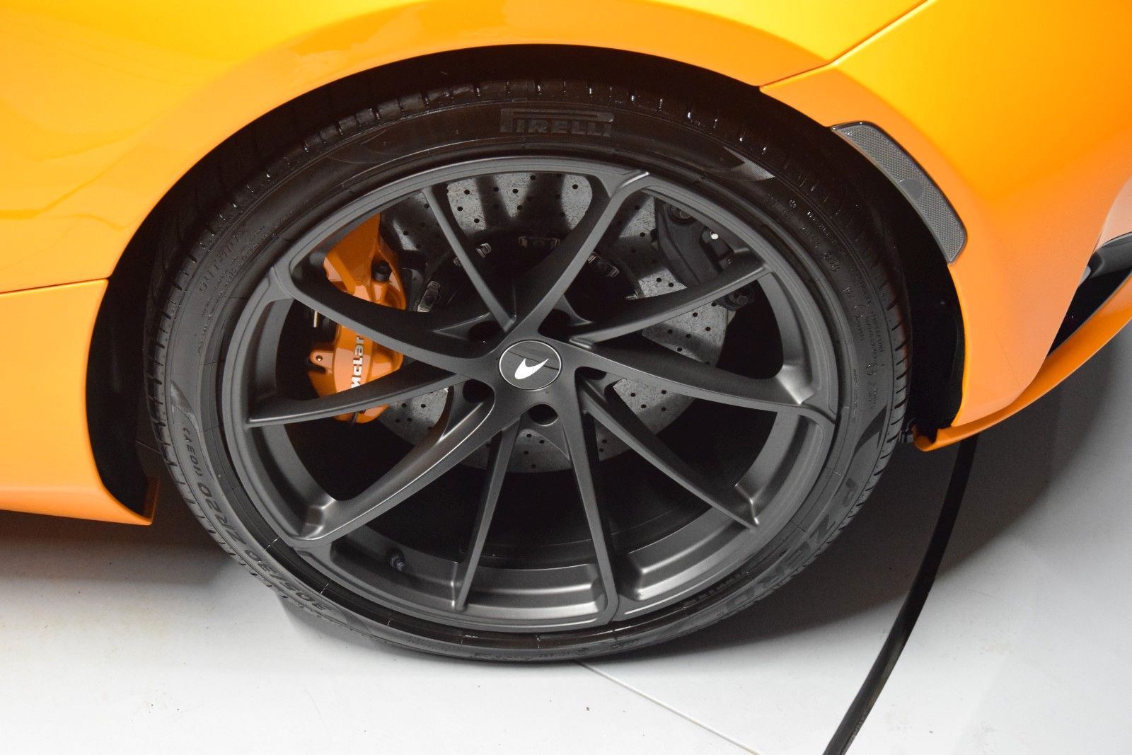 Fahrzeugabbildung McLaren 750S Black Pack / Lift Schale B&W Aero Kamera
