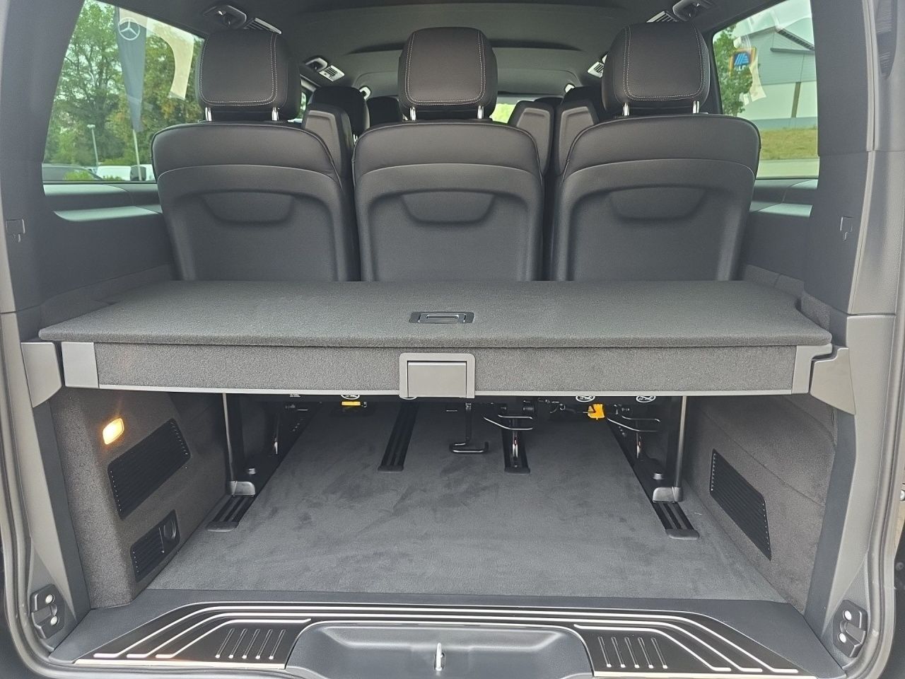 Fahrzeugabbildung Mercedes-Benz V 300 d AVG/L*Allrad*8-Sitzer*AHK*Standheizung*3